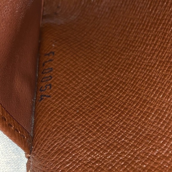 . LV Monogram 4 Key - Picture 8 of 8